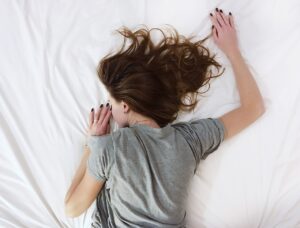 Tecnica di respirazione 4-7-8 per combattere l'insonnia e favorire il sonno rapido.